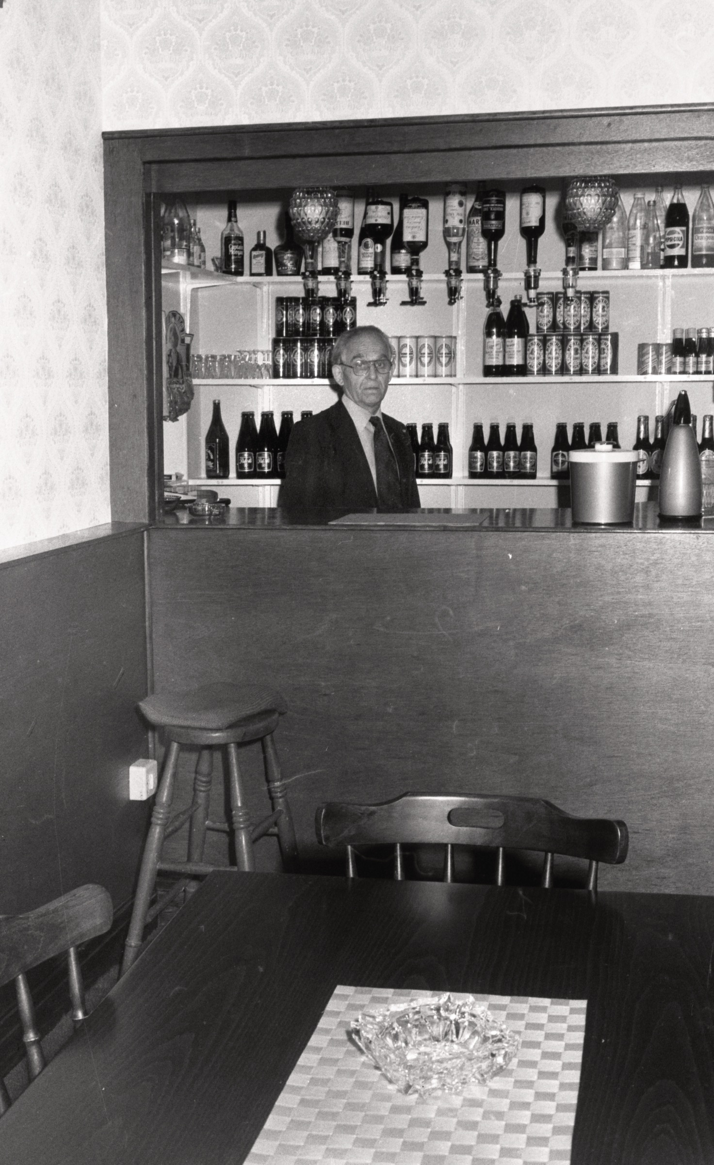 LNPL Latviešu mājas Almelijā pārvaldnieks, saimnieks un arī bārmenis Jānis Veperis, Almelija, Herefordšīra, 1980. gads.