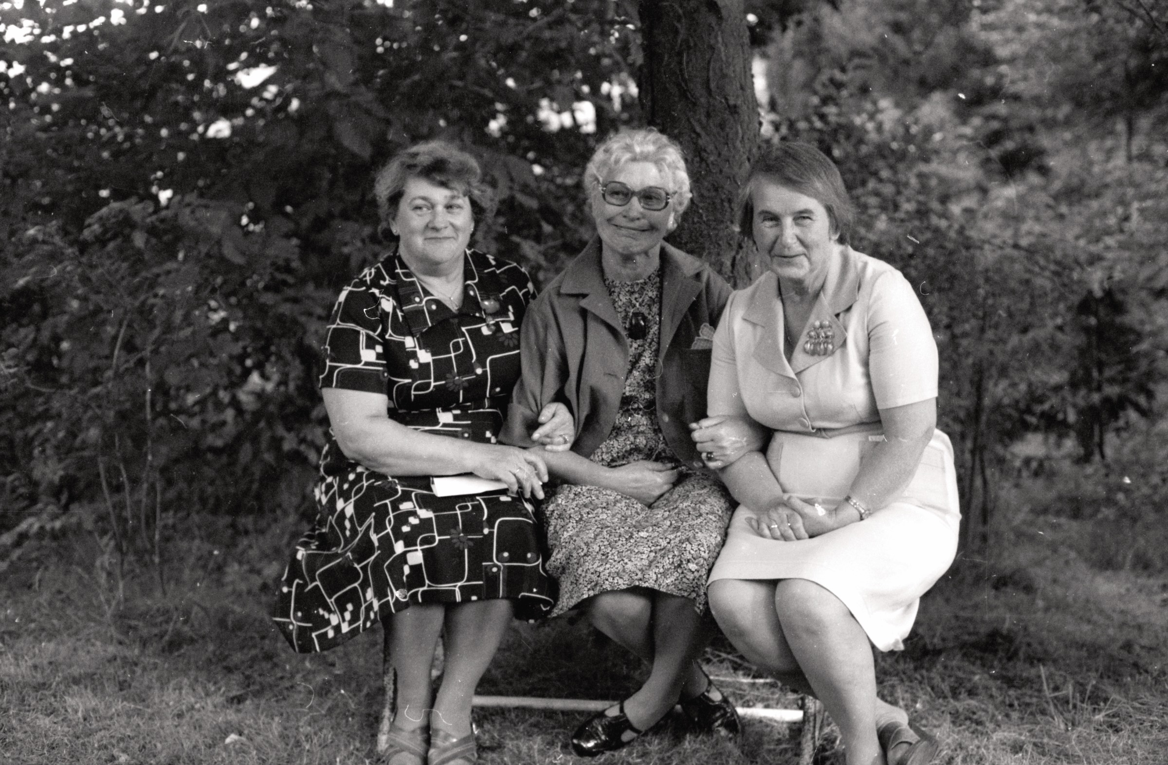 Trīs draudzenes DVF lauku īpašumā 