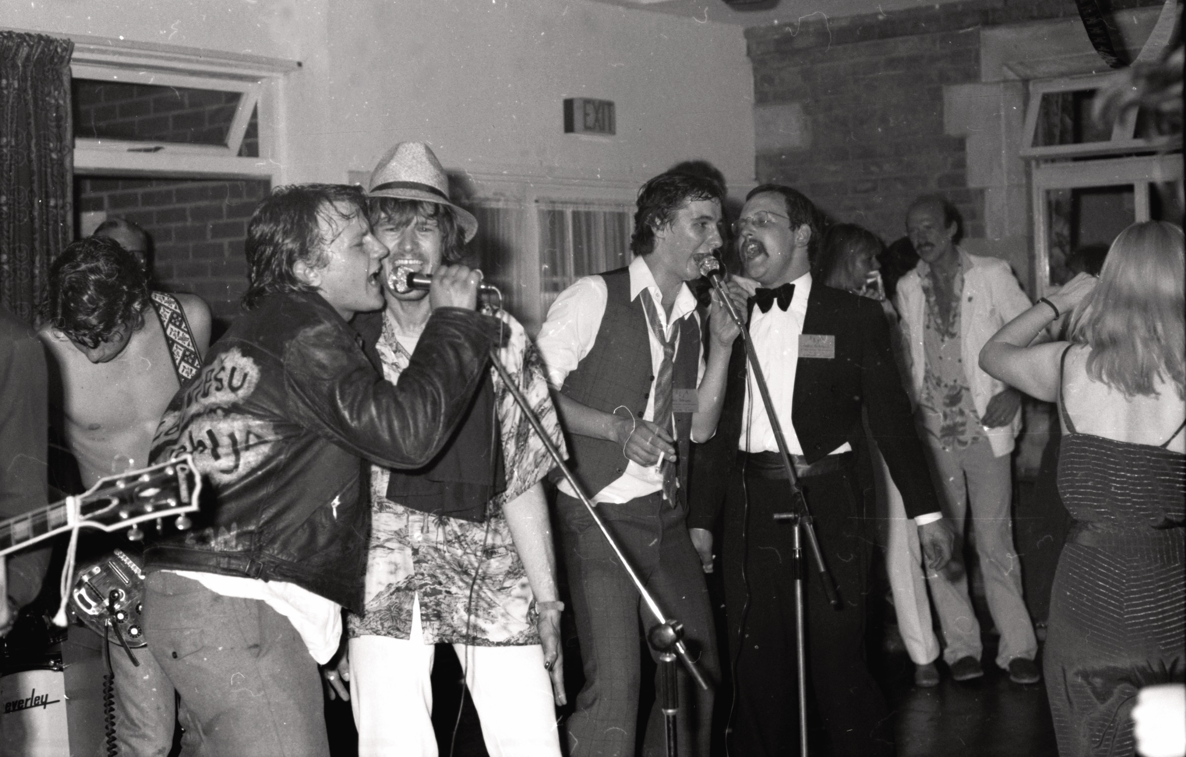 Mūzikas ansamblis 'Arvīds un Mūrsitēji' uzstājas 5. Vispasaules Latviešu jaunatnes kongresa 'Roka vakarā' DVF lauku īpašumā 'Straumēni', Catthorpe Manor, Lesteršīra, 1981. gada 13. augusts. No kr. bez krekla Juris Jostiņš, Aivars Sinka, Pēteris Šmitmanis (no grupas 'Alis P'), Dāvis Pētersons un piedzied Andris Mellakauls. Aizmugurē no labās Imants Gross no Zviedrijas.