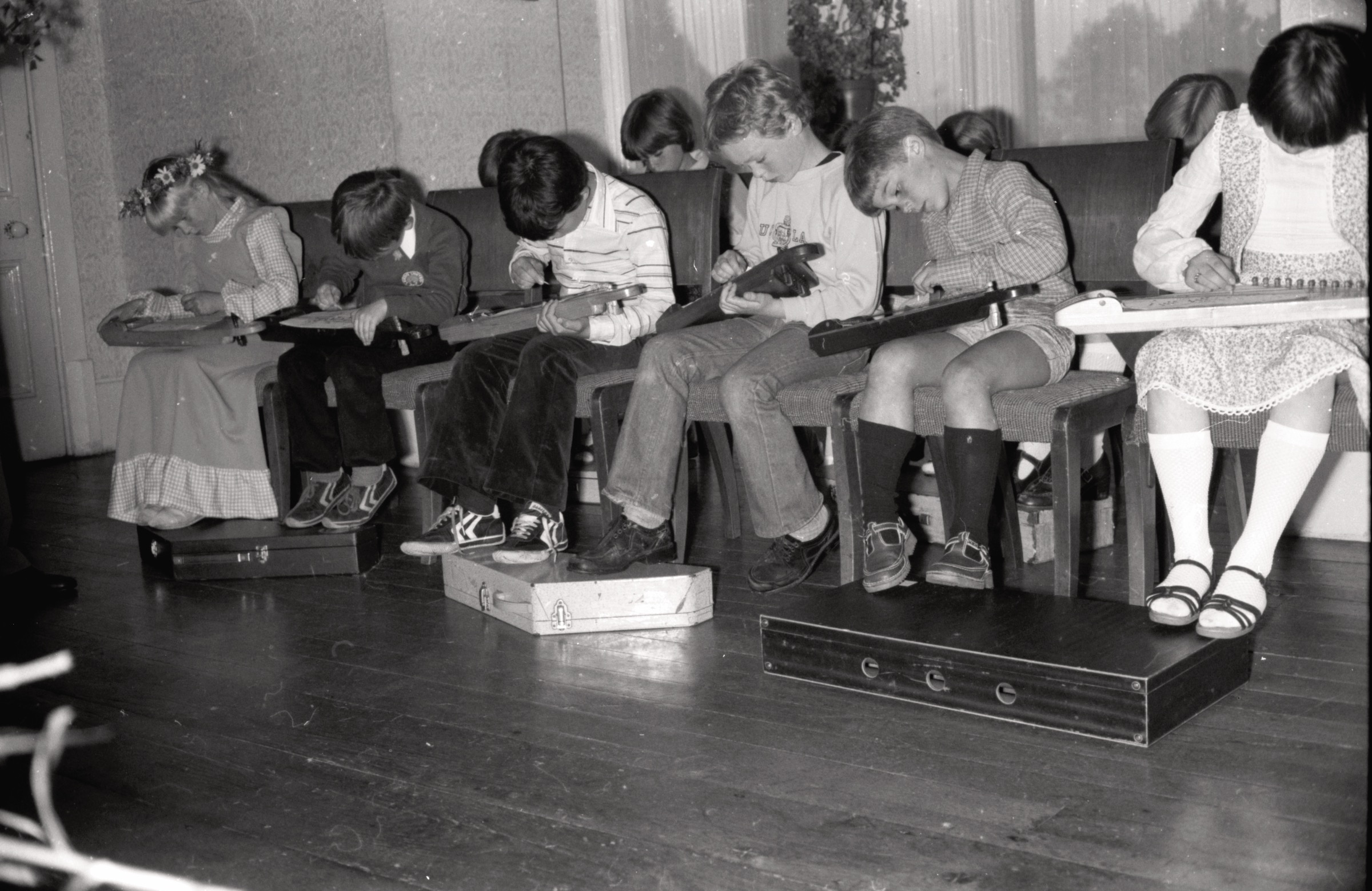 Jaunie koklētāji uzstājas LNPL Latviešu mājā Almelijā, Herefordšīrā, 1980. gads.