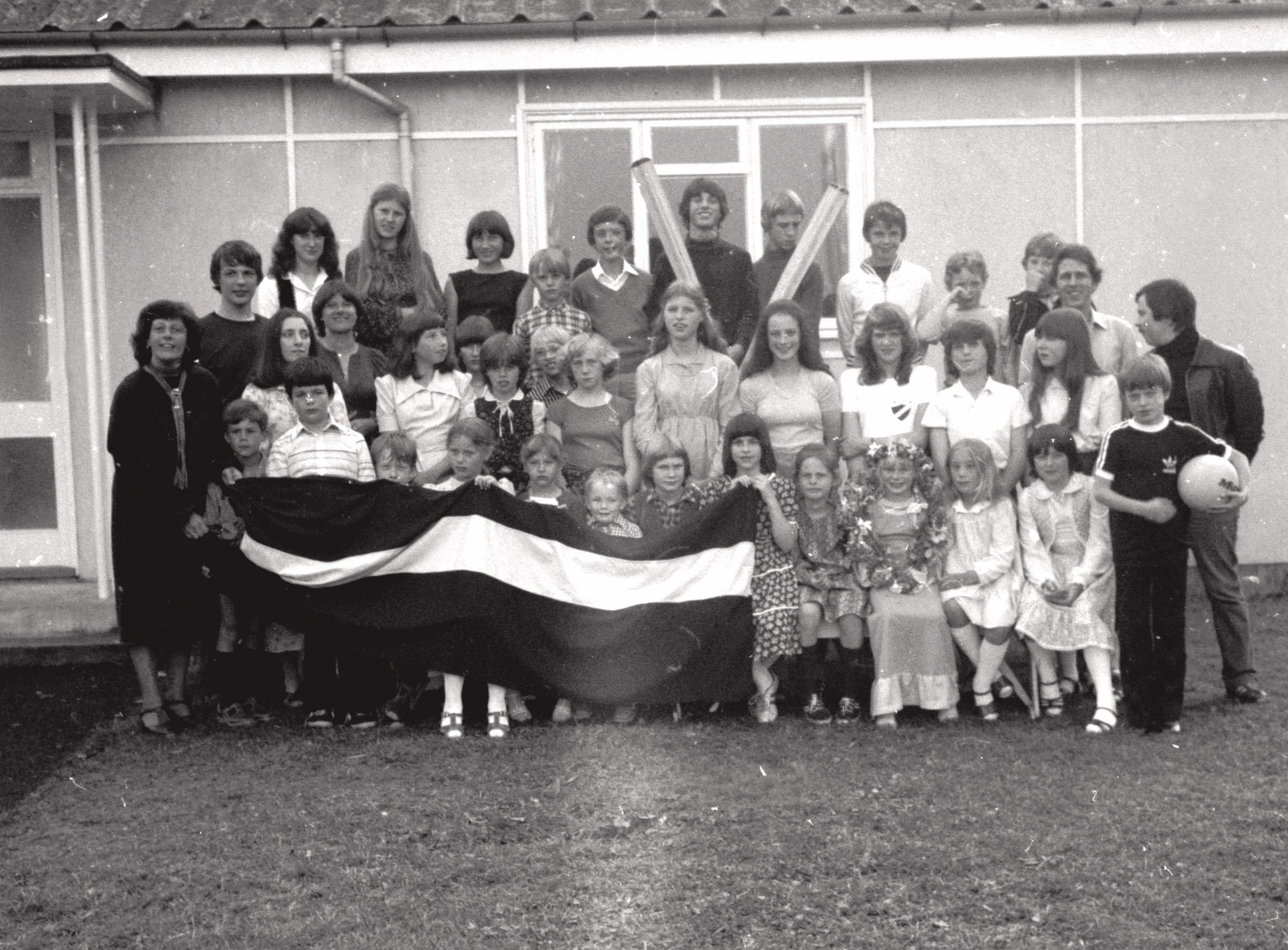 Bērnu nometne ar Latvijas karogu, LNPL Latviešu mājā Almelijā, Herefordšīrā, 1980. gads. No kr. audzinātāja Ilona Uskale.