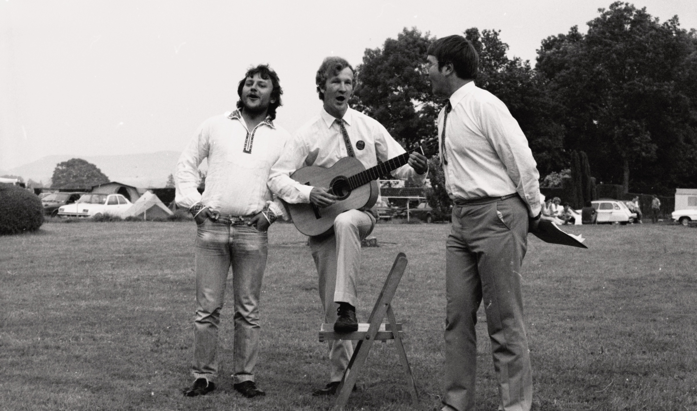 Mūzikas ansamblis 'Kotgreivas Trio' uzstājas LNPL Latviešu mājas 30. jubilejas svinībās Almelijā, Herefordšīrā, 1983. gada 16.-17. jūlijs. No kr. Aivars Sinka, Andris Bankovskis un Māris Pulkstenis.