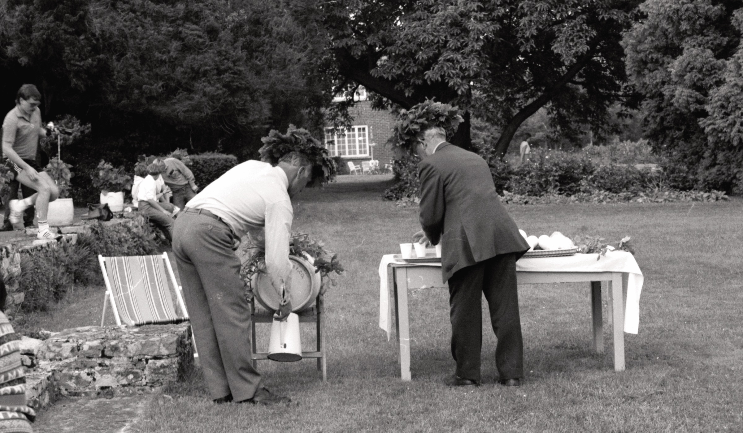 Jāņu svinēšana LNPL Latviešu mājā Almelijā, Herefordšīrā, 1983. gada 25. jūnijā. Vidū no kr. Jānis Rušenieks un Almelijas pārvaldnieks Jānis Veperis.