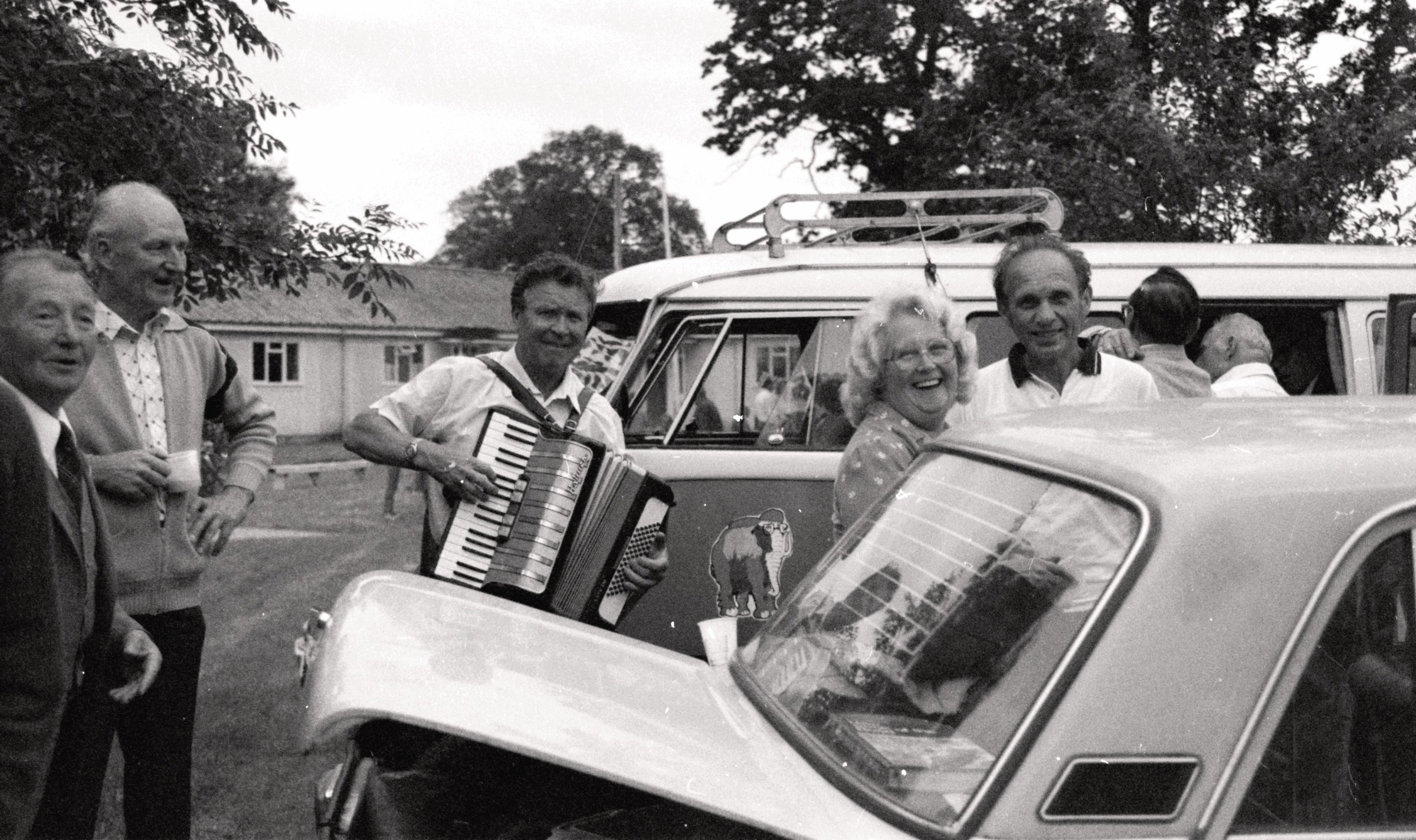 Jāņu svinēšana LNPL Latviešu mājā Almelijā, Herefordšīrā, 1984. gada 30. jūnijs. Akordeonu draugu vidū spēlē Almelijas muzikants Jāzeps Zolnerčiks.