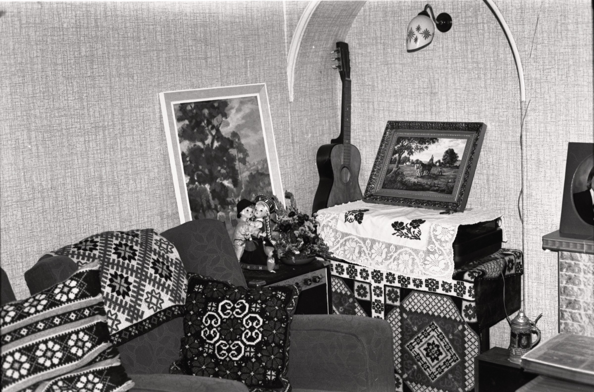 Blezūru ģimenes mājas viesistaba ar Zentas Blezūras un viņas mātes Alvīnes Pokšānes tautiskajiem izšuvumiem, Birmingema, 1974. gads.