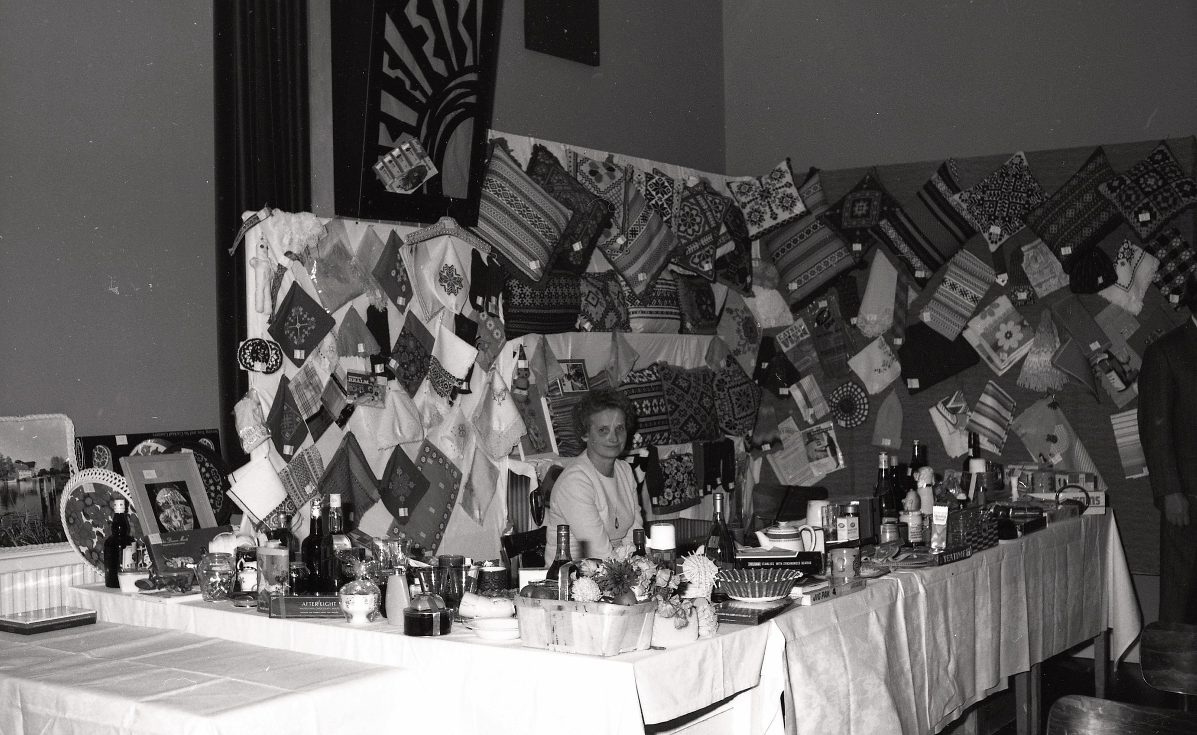 Velta Muceniece pie mantu loterijas galda latviešu kora 'Senatne' kora vakarā DVF Koventrijas nodaļas īpašumā 'Mūsmājas', Volstona, Varvikšīra, 1970. gadi.