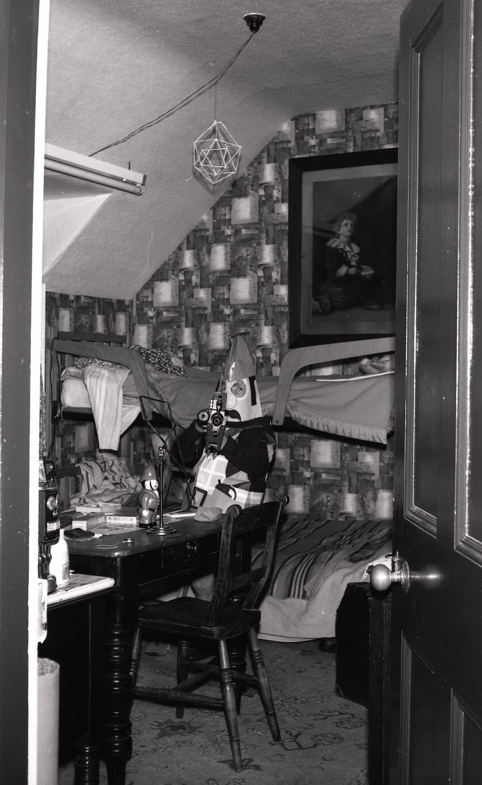 Blezūru ģimenes mājas 'puišu istaba' ar vienu no puišiem, Birmingema, 1970. gadu beigas.