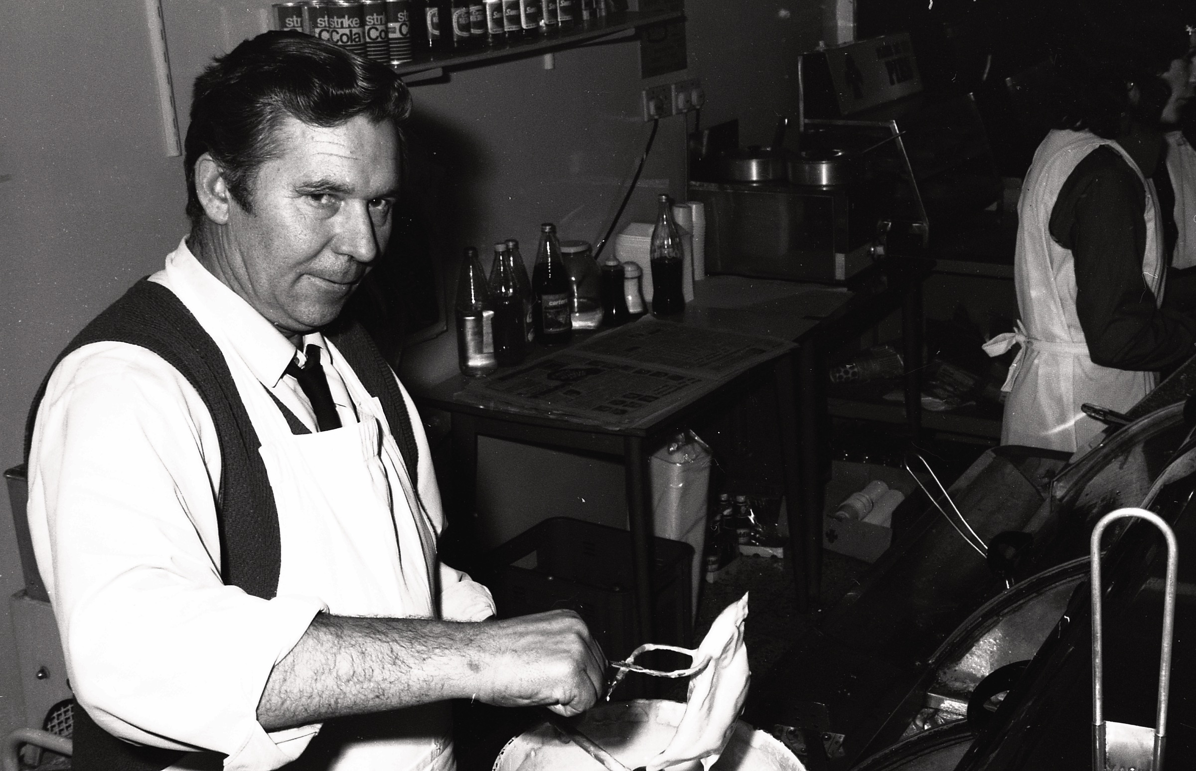 Arvīds Kalniņš savā 'Fish&Chips' ēstuvē Bedfordā, 1960. gadi.